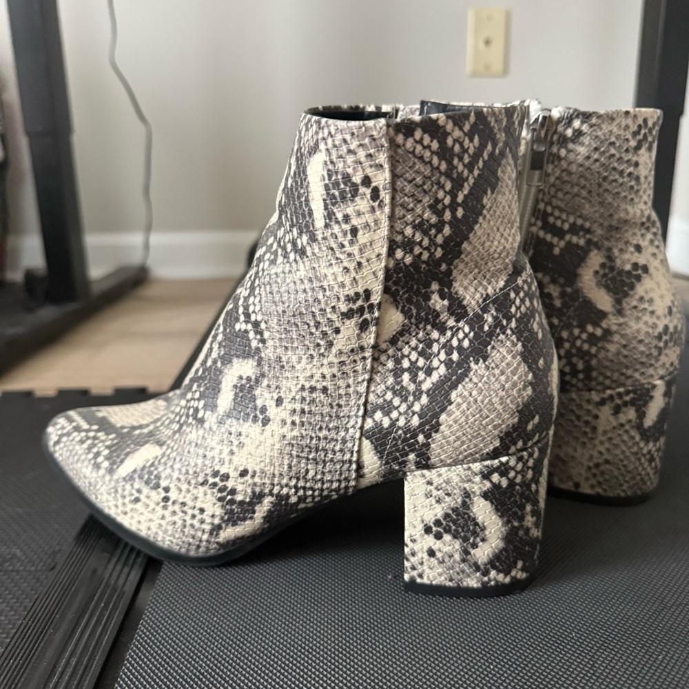 Madden Girl Women’s Size 9 Snakeskin Heeled Booties